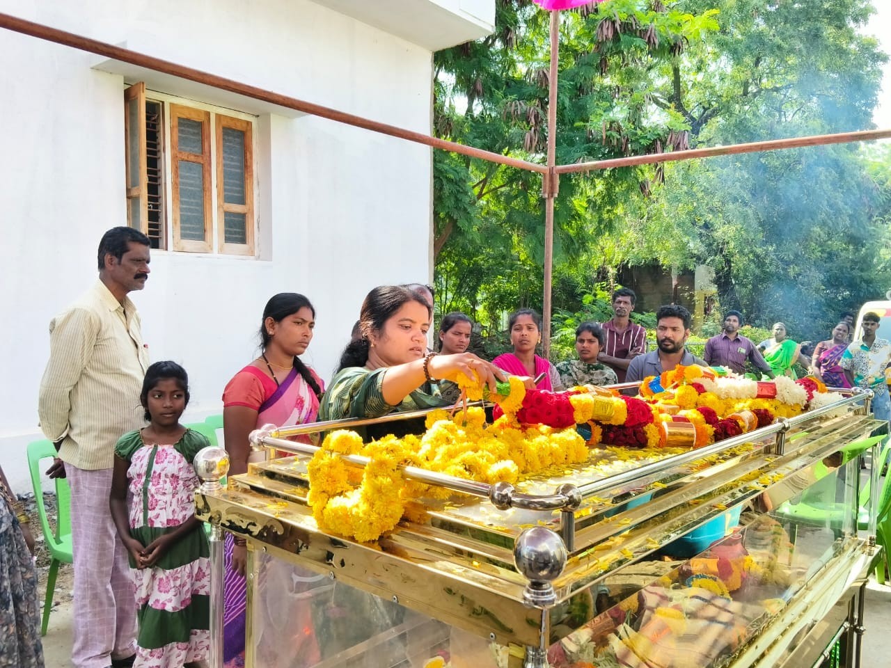 గోరంట్లలో టీడీపీ కార్యకర్త తల్లి మృతి