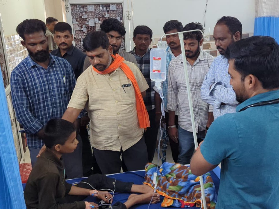విద్యార్ధుల పట్ల నిర్లక్ష్యంగా వ్యవహరించడం తగదు-MLA