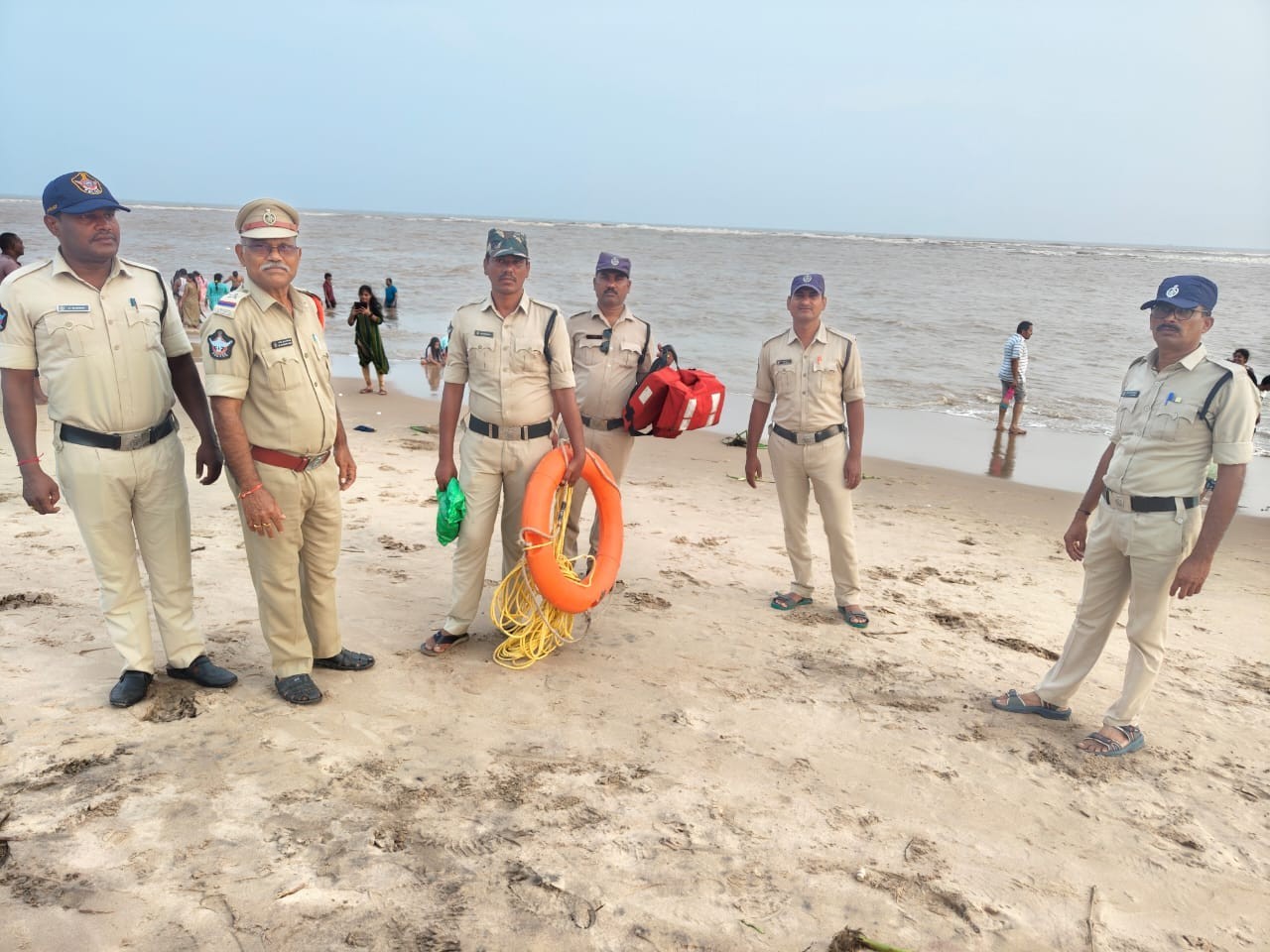 కళింగపట్నం సముద్రతీరాన భద్రత ఏర్పాటు