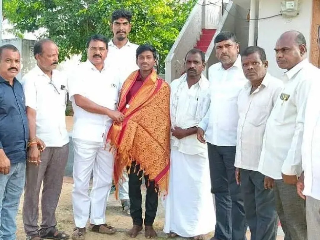 MBBS విద్యార్థికి మాజీ మంత్రి సన్మానం