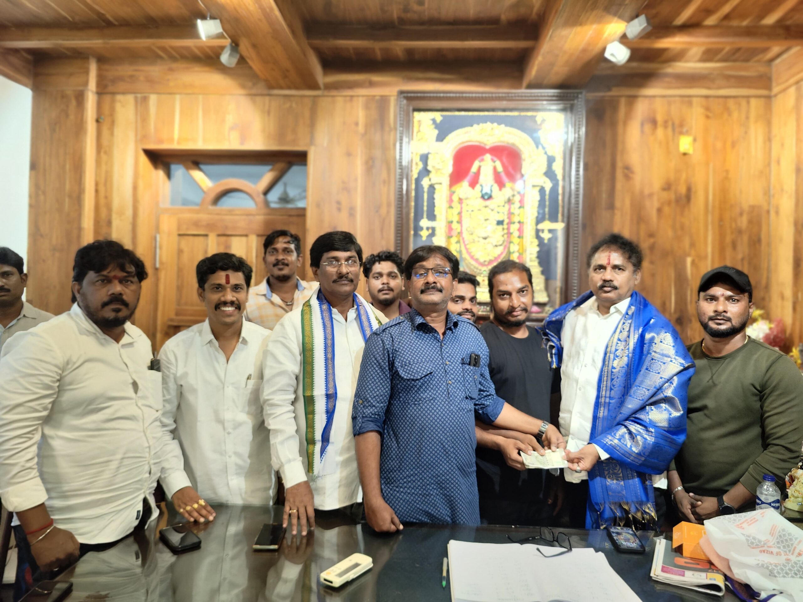 దసరా అన్నదానానికి వాసుపల్లి విరాళం