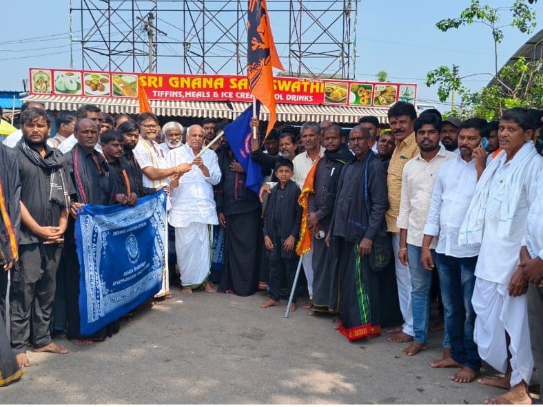స్వాముల పాదయాత్రను ప్రారంభించిన ఎమ్మెల్యే