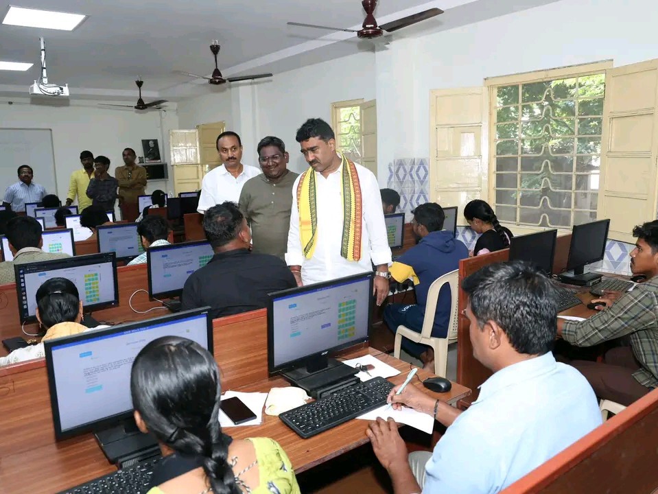 ఆర్‌ఆర్‌బీ మాక్ టెస్ట్‌ను పరిశీలించిన ఎమ్మెల్యే శంకర్