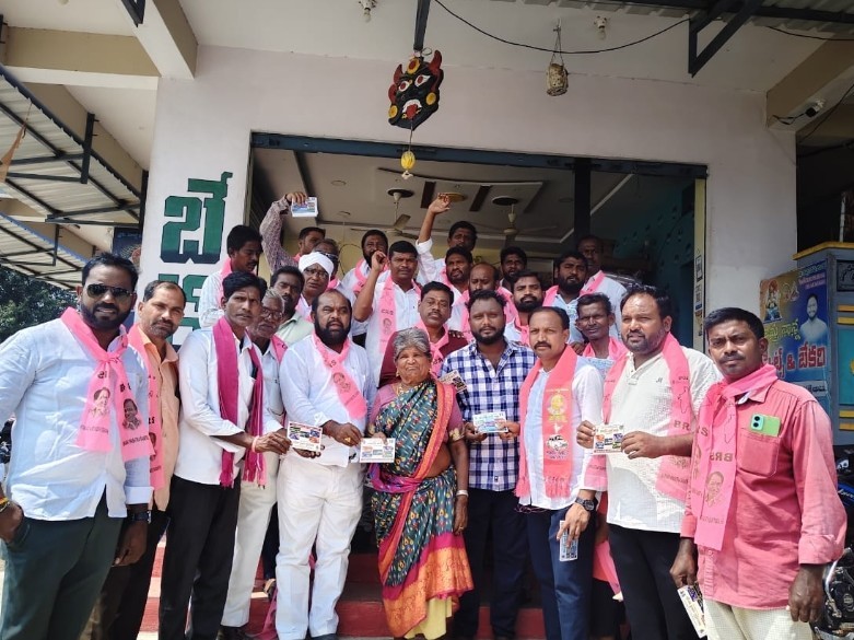 ఇంటింటికి కాంగ్రెస్ బాకీ కార్డుల పంపిణీ