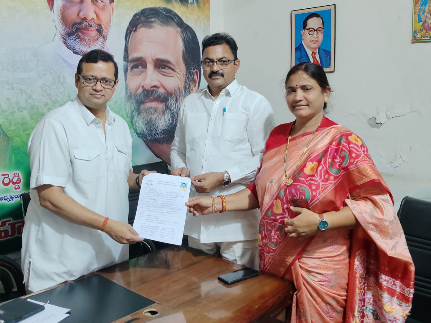 అధ్యక్ష పదవికి దరఖాస్తు చేసుకుంటున్నా నేతలు