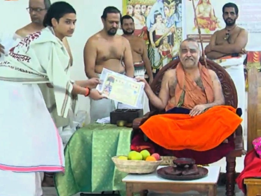 మూలపాటి పట్టా అందించిన కంచి పీఠాధిపతి
