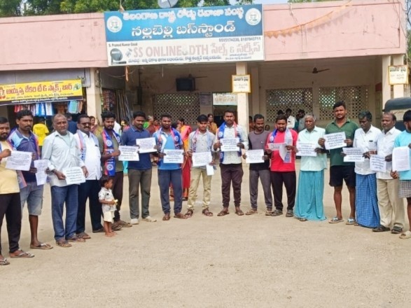 ‘రిజర్వేషన్ల చట్టాన్ని ప్రభుత్వం వెంటనే ఆమోదించాలి’