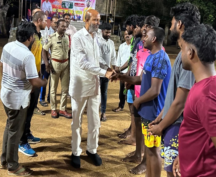 టోర్నమెంట్‌ను ప్రారంభించిన విజయ్ బాబు