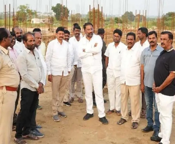 ఆసుపత్రి నిర్మాణ పనులను పరిశీలించిన మంత్రి