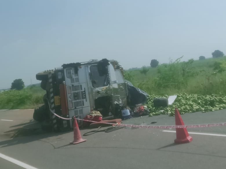 రోడ్డు ప్రమాదంలో డ్రైవర్ గాయాలు