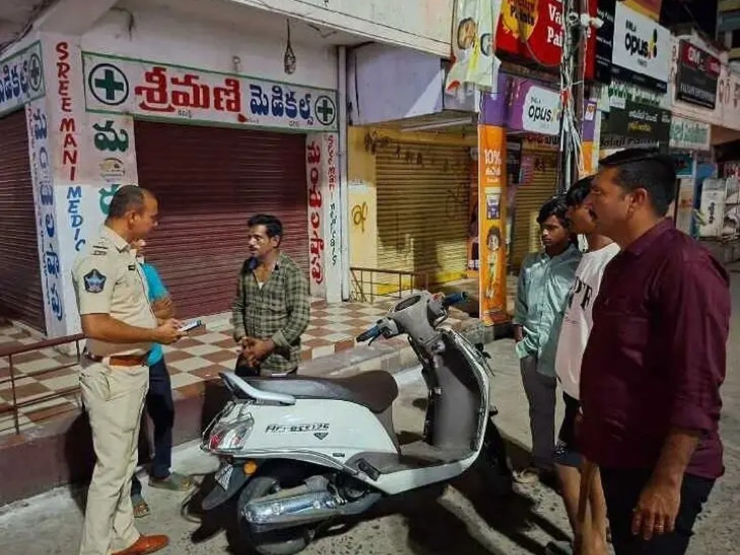 తెనాలి త్రీ టౌన్ పరిధిలో వాహనాల తనిఖీలు
