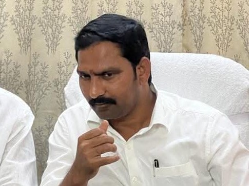 ‘ప్రోటోకాల్ పాటించని అధికారులు’