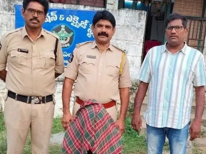 బెల్టు షాపులపై ఎక్సైజ్ అధికారుల దాడులు