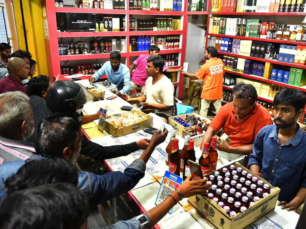 మద్యం టెండర్లకు కనిపించని స్పందన