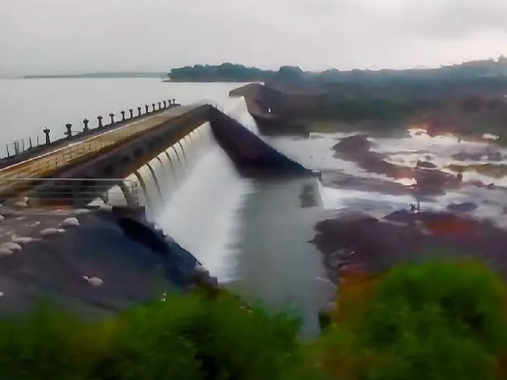 పోచారం ప్రాజెక్టులో తగ్గుముఖం పట్టిన వరద