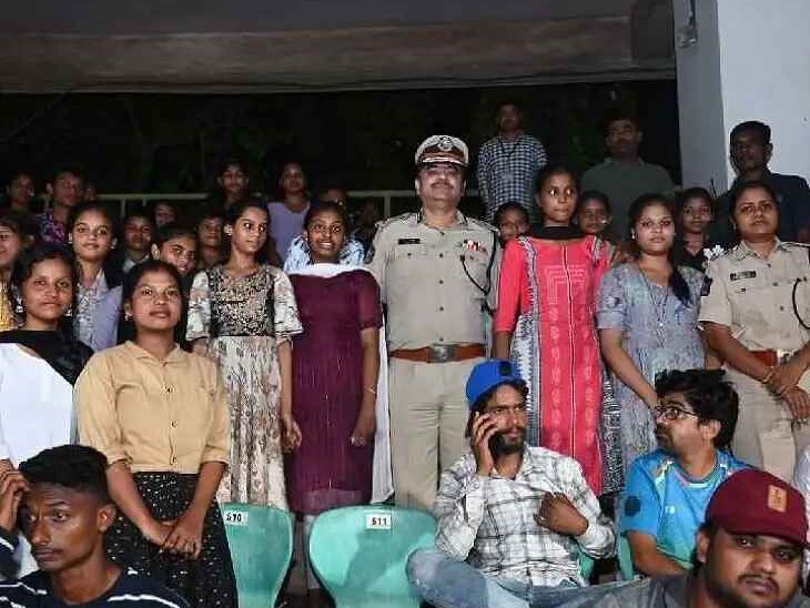 బాలికలకు క్రికెట్ మ్యాచ్ పాస్‌లు ఏర్పాటు చేసిన సీపీ
