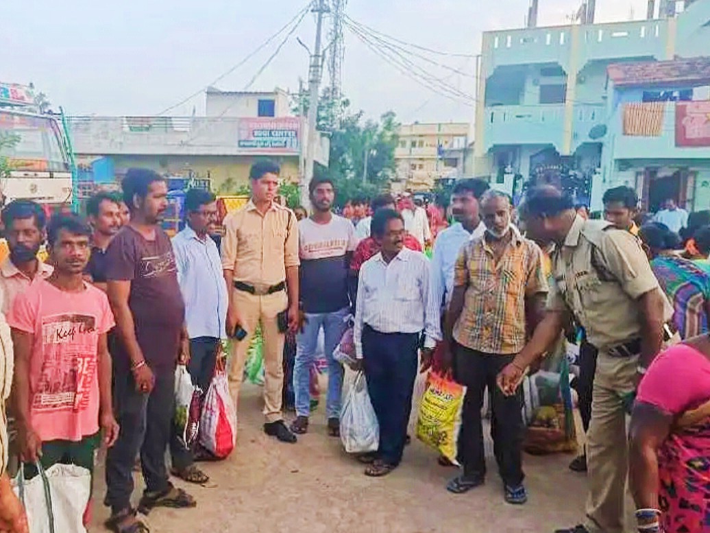 సంతలో సెల్ ఫోన్‌ల దొంగతనం