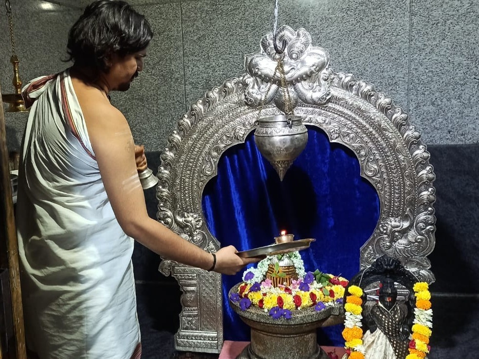 ఆలయంలో మహా శివుడికి రుద్రాభిషేకం