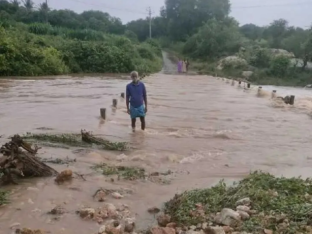 భారీ వర్షం.. పలు గ్రామాలకు రాకపోకలు బంద్