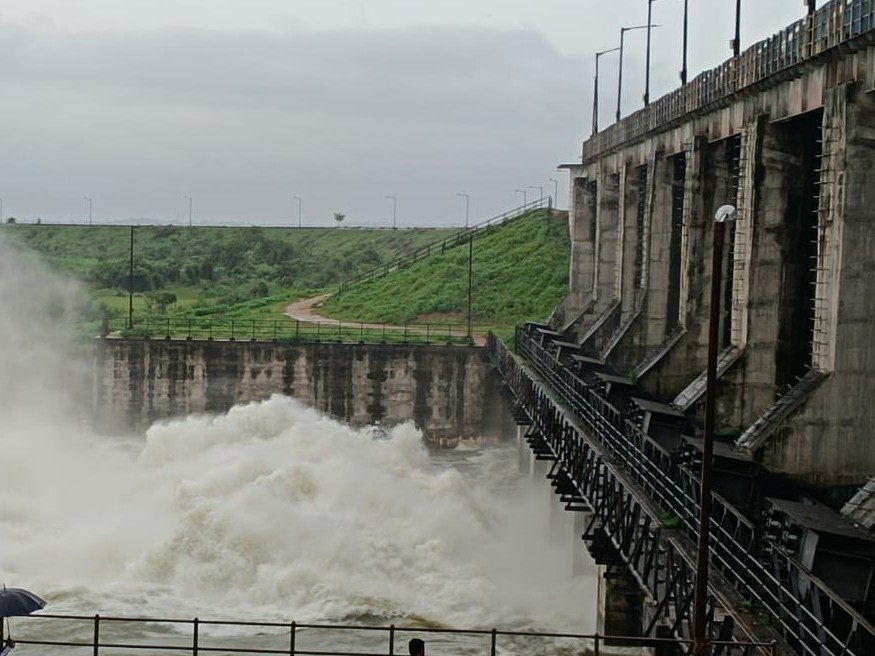 గడ్డెన్న సుద్దవాగు ప్రాజెక్టు ఒక గేటు ఓపెన్