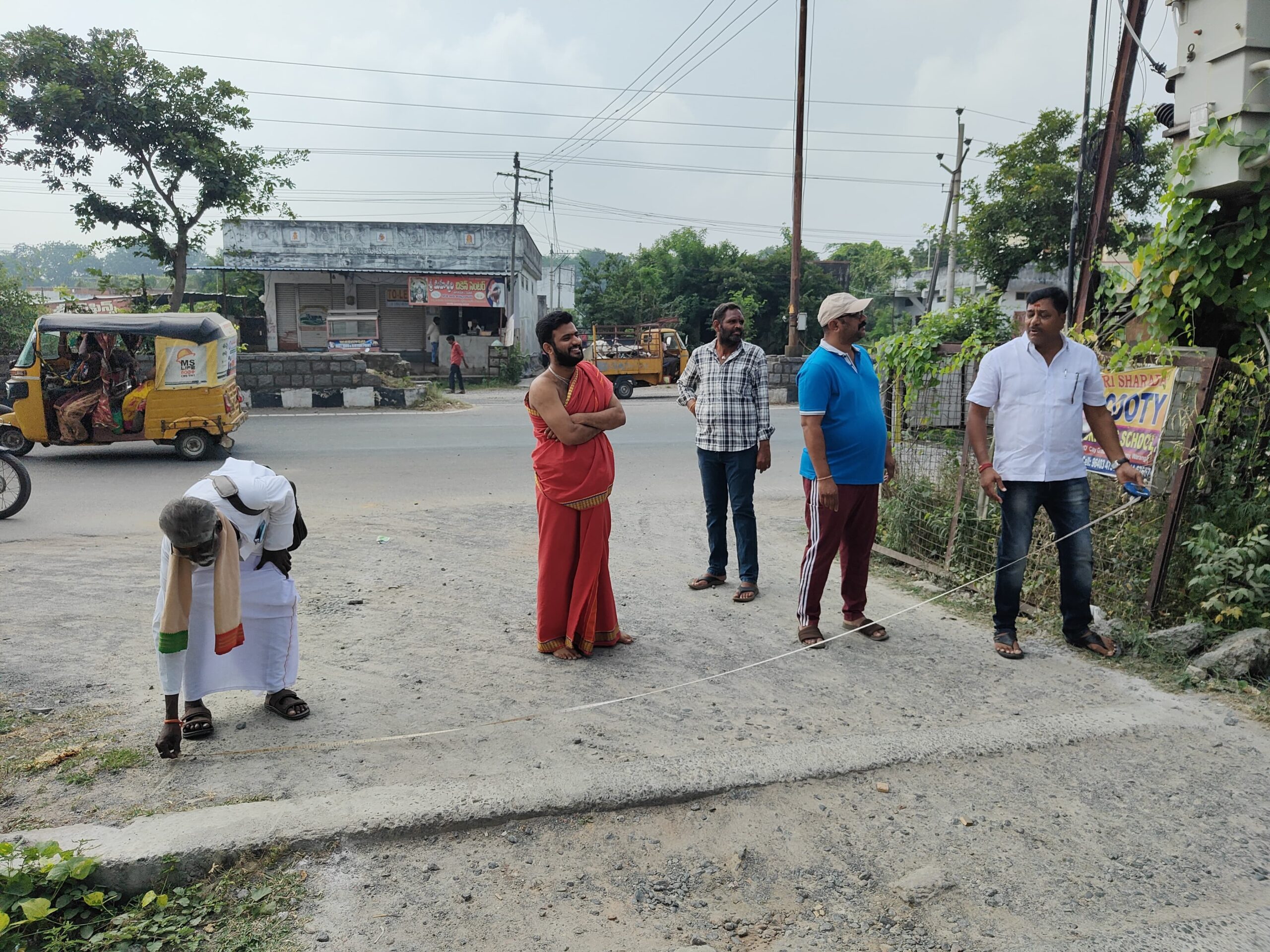 స్వాగత తోరణం పనులు పరిశీలించిన ఆలయ ఛైర్మన్