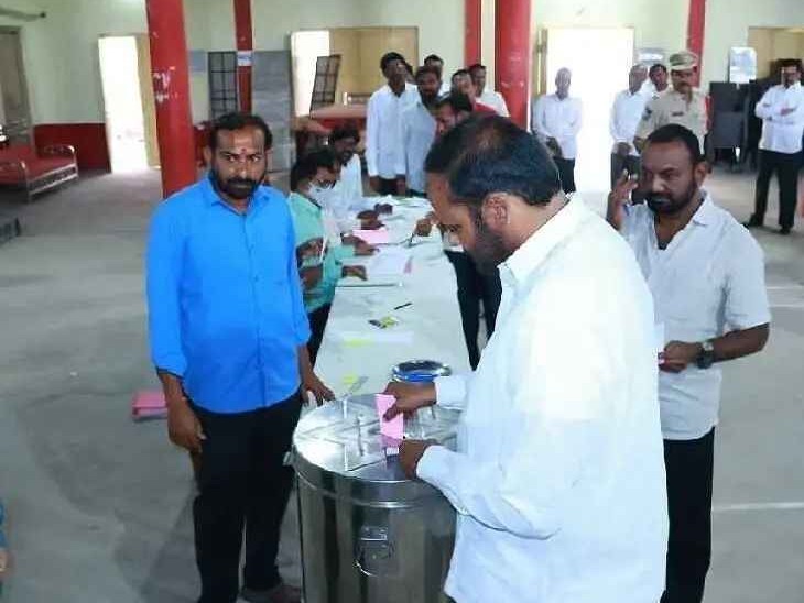 ఓటు హక్కును వినియోగించుకున్న ఎమ్మెల్యే
