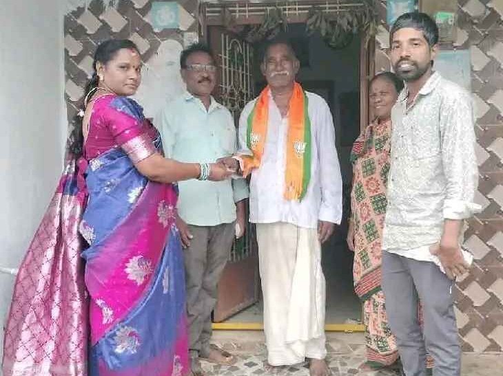 స్మార్ట్ కార్డులు పంపిణీ చేసిన బీజేపీ ట్రెజరర్
