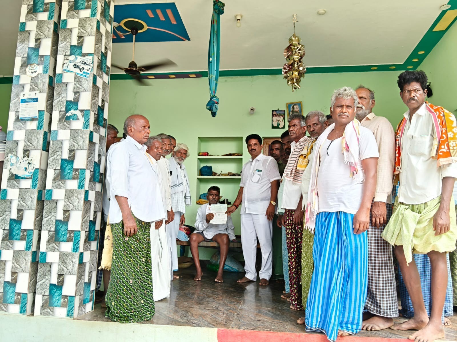 సీఎం సహాయనిధి చెక్కు అందించిన మాజీ ఎంపీపీ