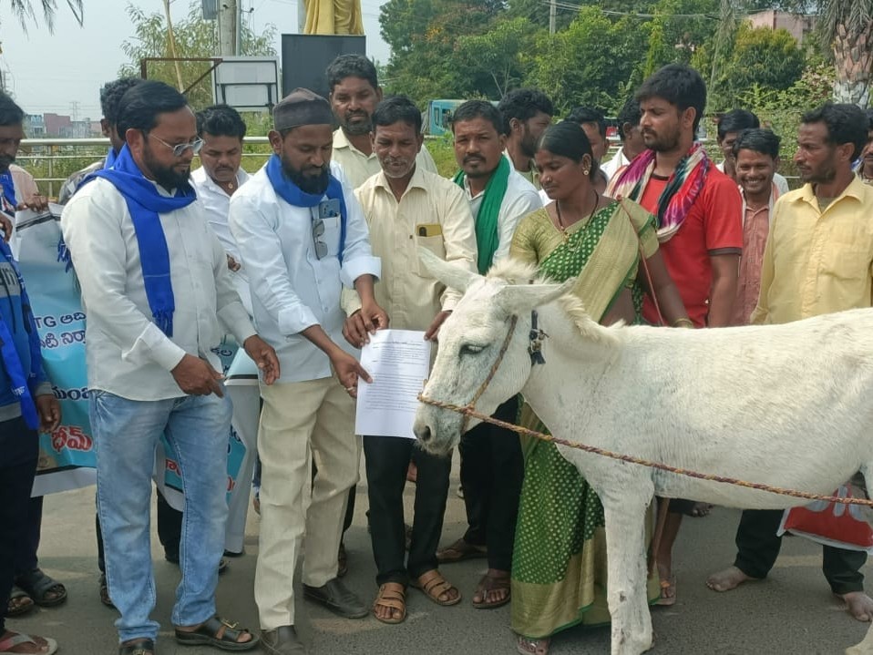 ‘గాడిదకు వినతిపత్రం ఇచ్చి నిరసన తెలిపిన నాయకులు’