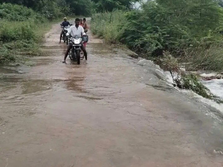 భారీ వర్షాలు.. మూడు గ్రామాలకు రాకపోకలు అంతరాయం