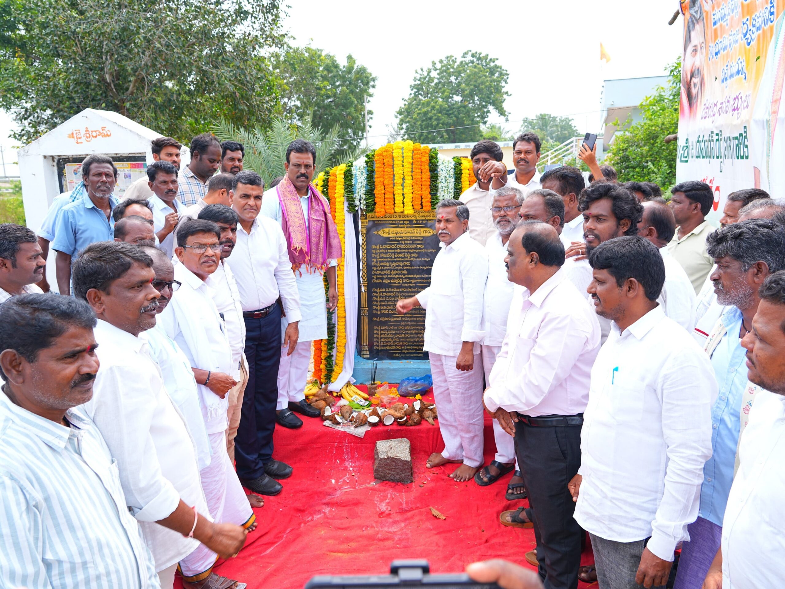 బీటీ రోడ్ నిర్మాణానికి ఎమ్మెల్యే శంకుస్థాపన
