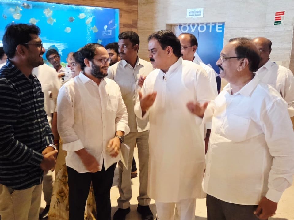 మంత్రితో అవనాపు విక్రమ్ భేటీ