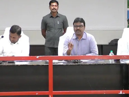 ‘అర్జీలపై అధికారులు దృష్టి సారించాలి’