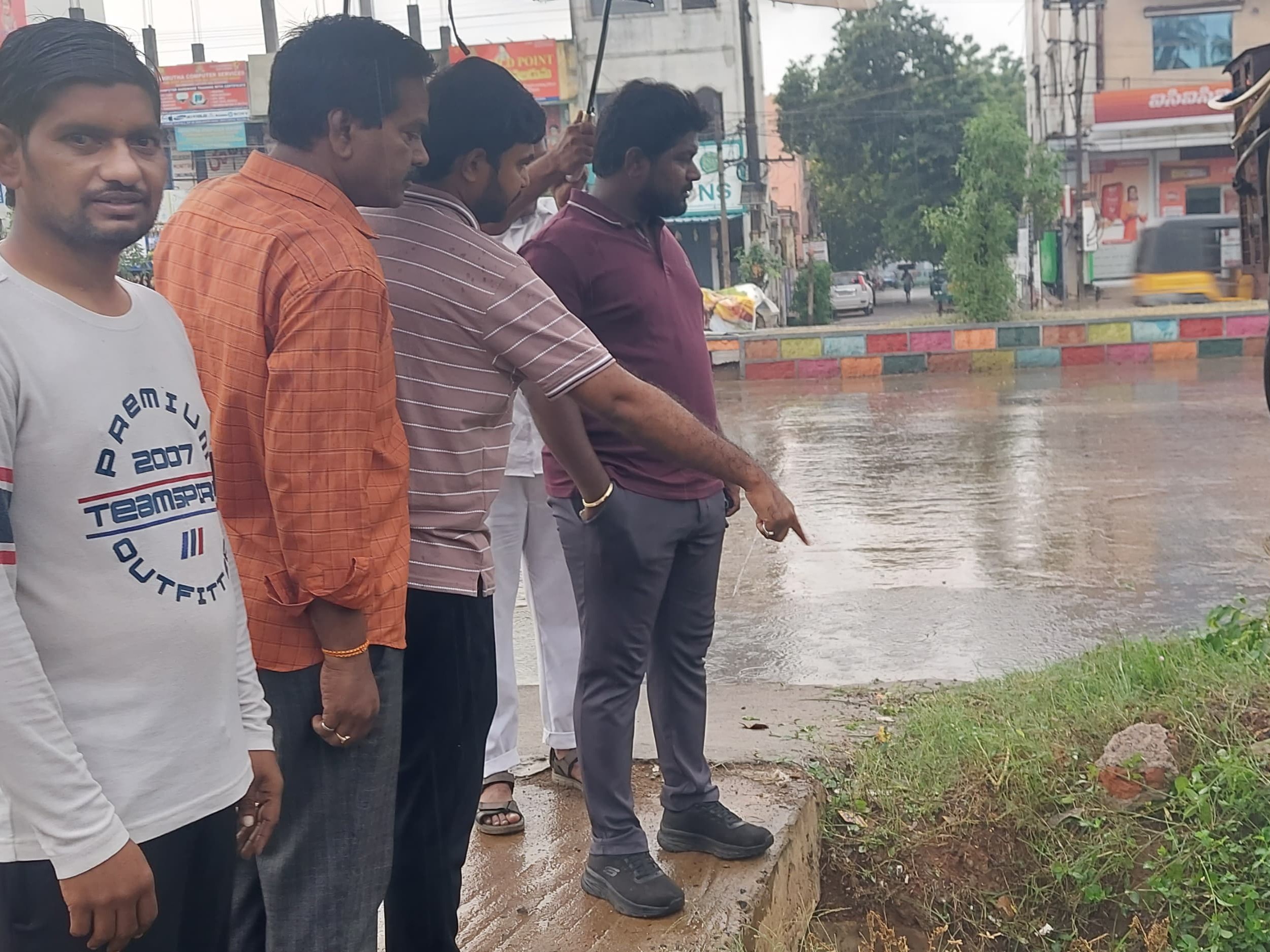 పారిశుద్ధ్య పనులను పర్యవేక్షించిన నెల్లూరు నగర కమిషనర్