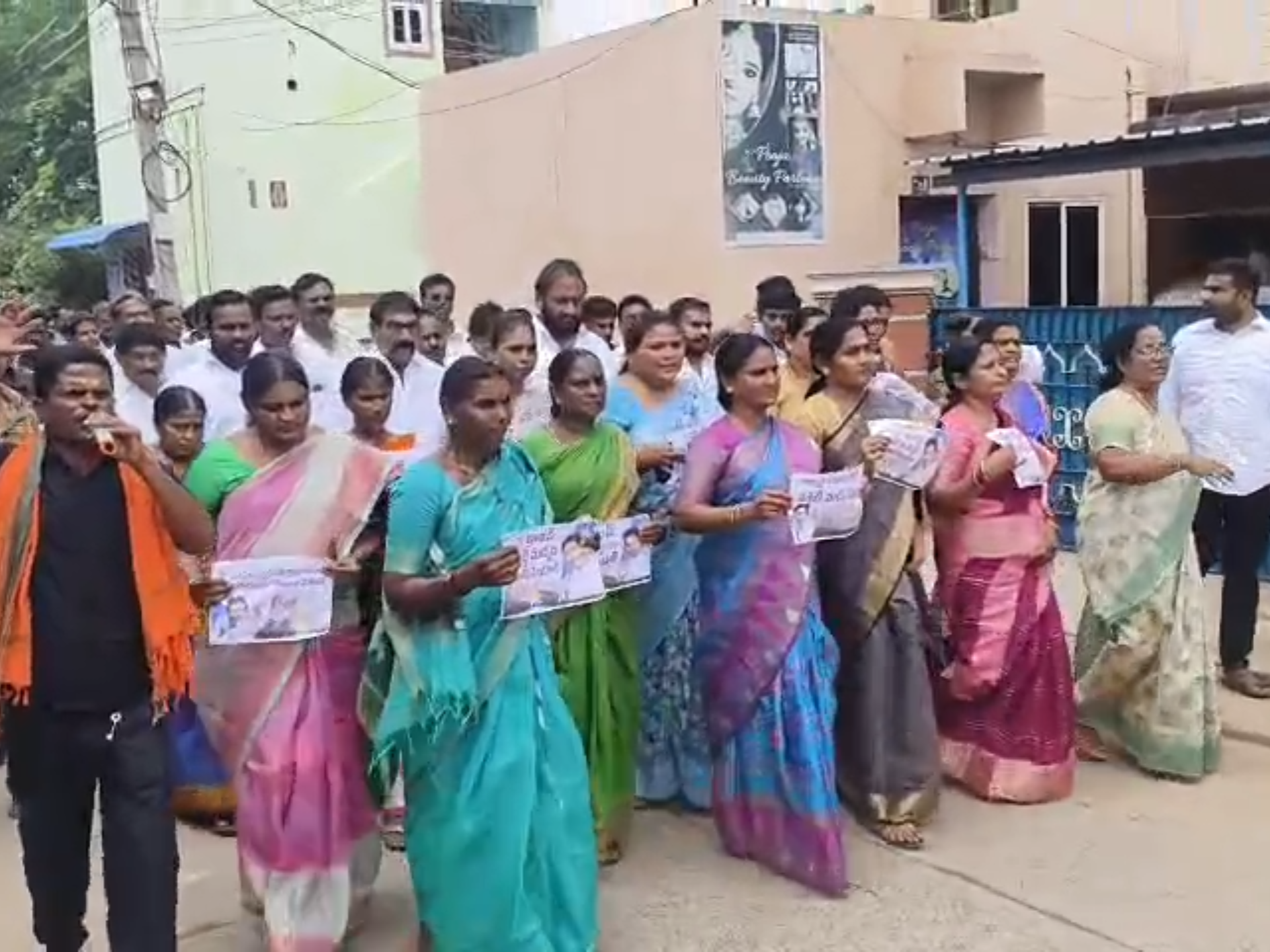 కల్తీ మద్యానికి వ్యతిరేకంగా ర్యాలీ నిర్వహించిన వైసీపీ నేతలు
