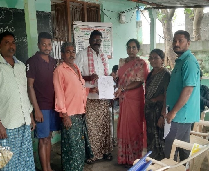 గ్రామ సమస్యలు పరిష్కరించాలని వినతి