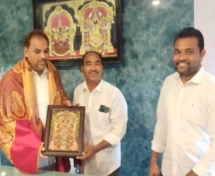 జడ్పీ ఛైర్మన్ మజ్జి శ్రీనివాసరావును కలిసిన ధవళ లక్ష్మణరావు