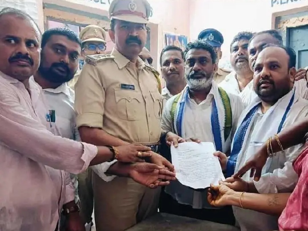 ప్రత్తిపాడులో కల్తీ మద్యంపై వైసీపీ నిరసన