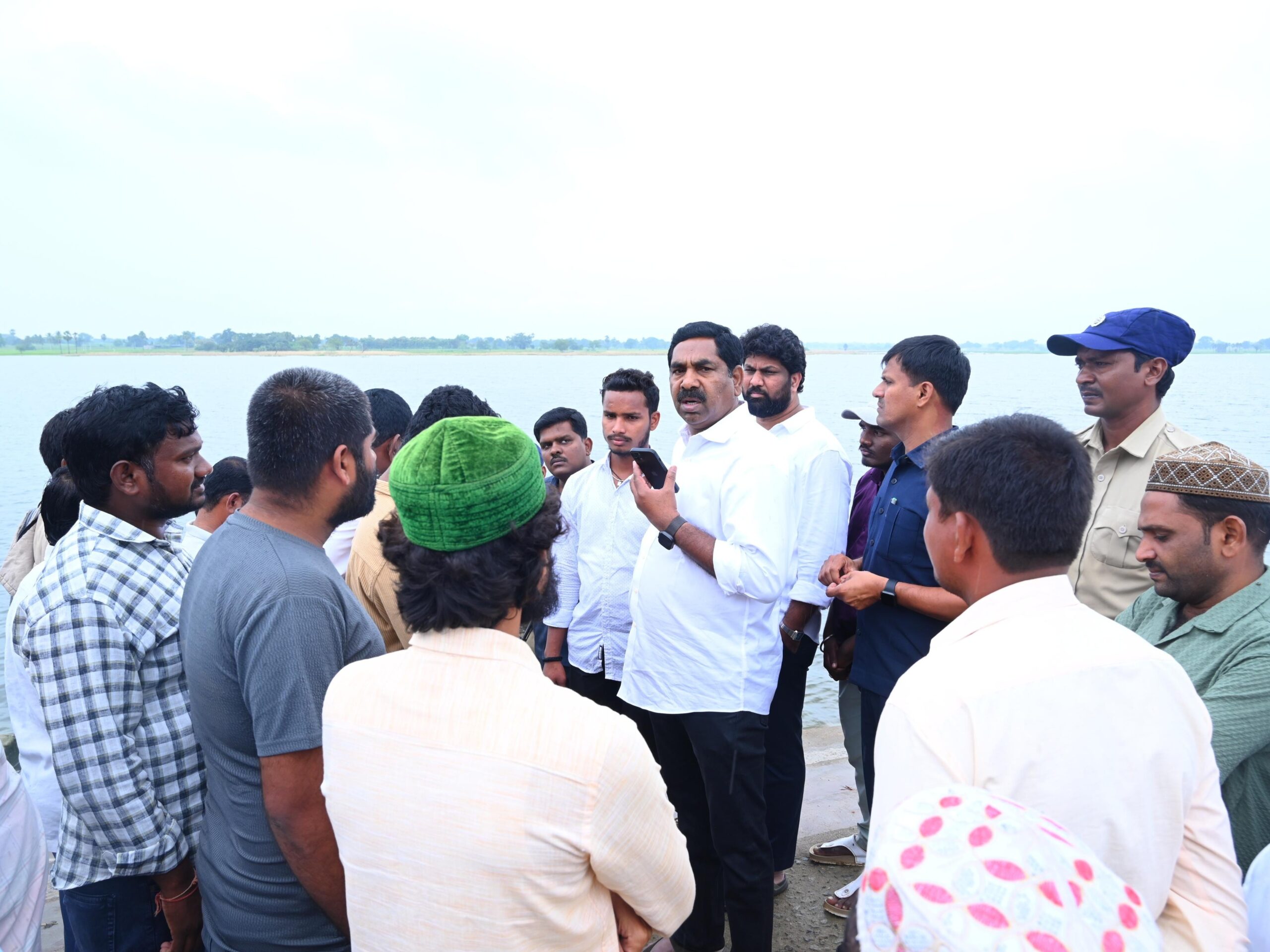 అన్నారం పెద్ద చెరువు తూమును పరిశీలించిన ఎమ్మెల్యే