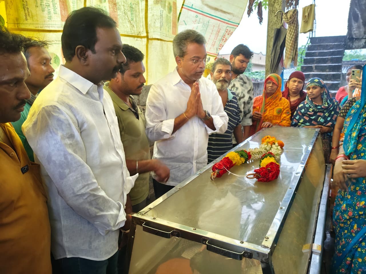 మృతుల కుటుంబాలను పరామర్శించిన వసంత
