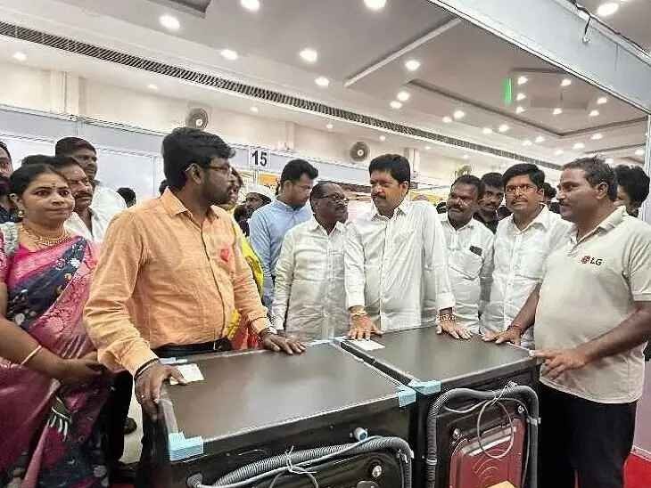 బందరు బోనాంజా షాపింగ్ ఫెస్టివల్ ను ప్రారంభించిన మంత్రి
