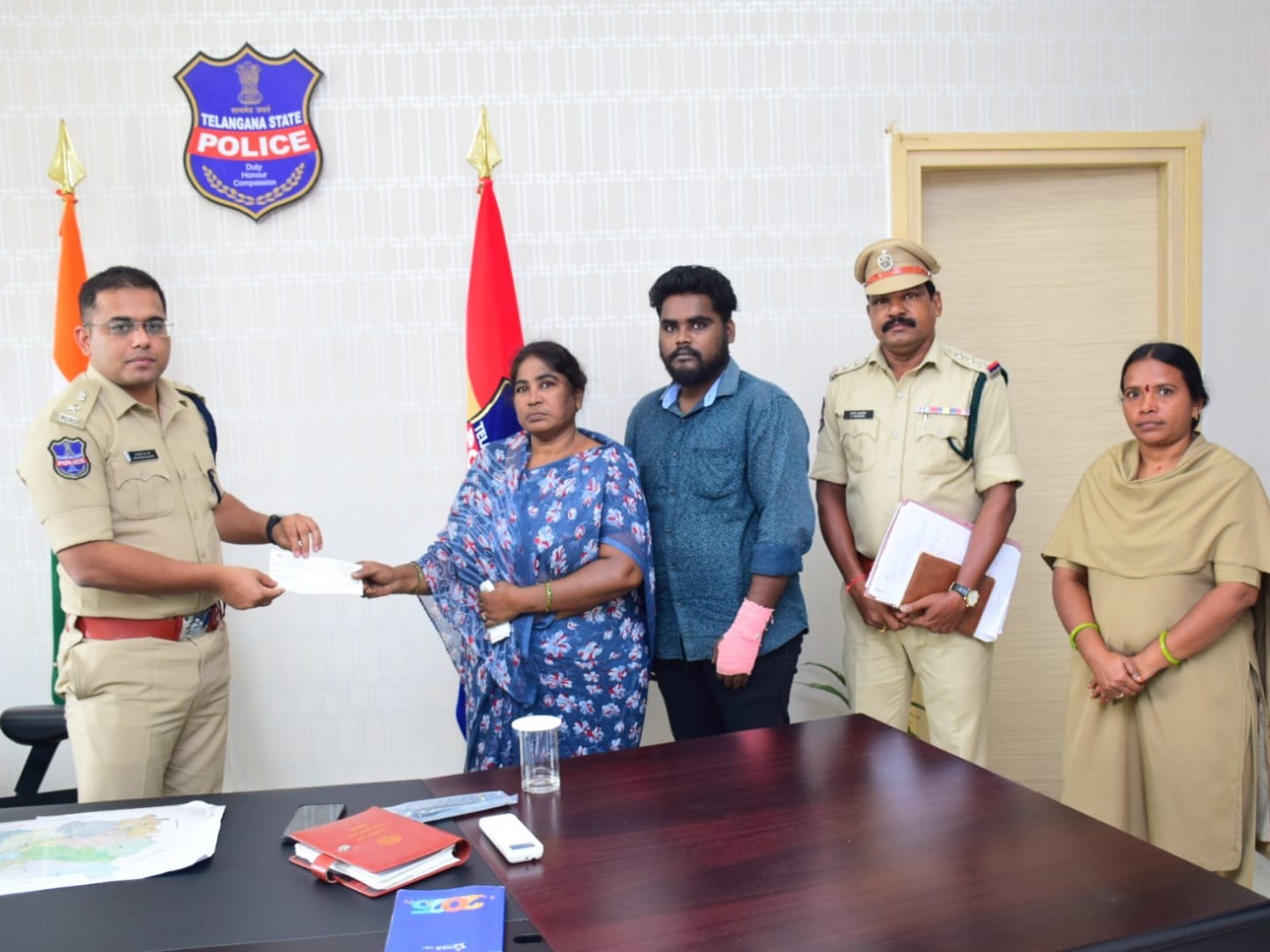‘హోంగార్డ్ కుటుంబానికి రూ 15 వేలు ఆర్థిక సాయం’