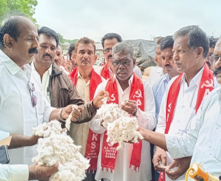 ‘సీసీఐ కేంద్రాలను ఏర్పాటు చేసి పత్తి రైతులను ఆదుకోవాలి’