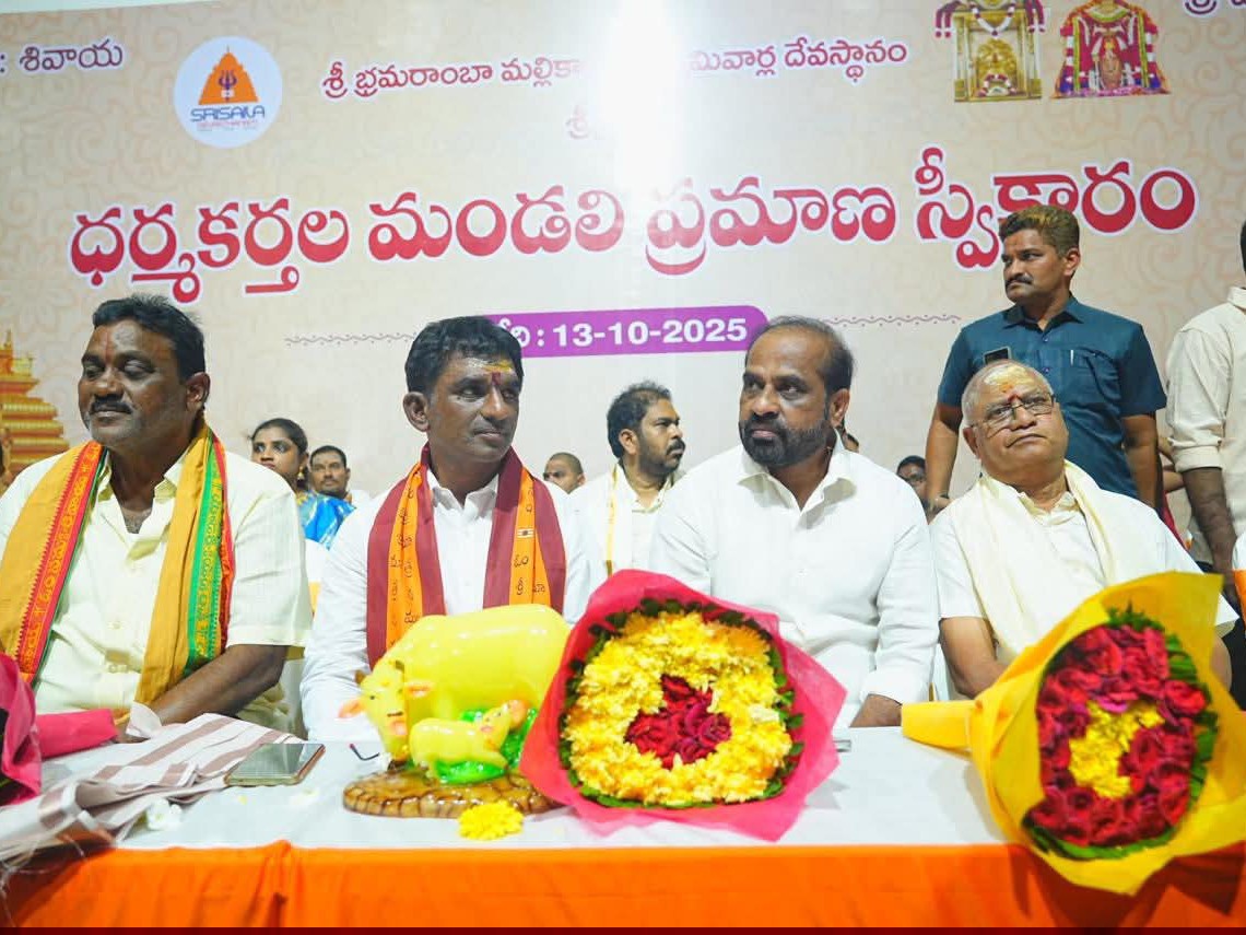 భక్తులకు ప్రాధాన్యత ఇవ్వాలి: మంత్రి