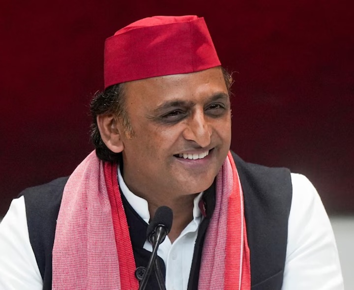 యోగి ఆదిత్యనాథ్‌ చొరబాటుదారుడు: అఖిలేష్