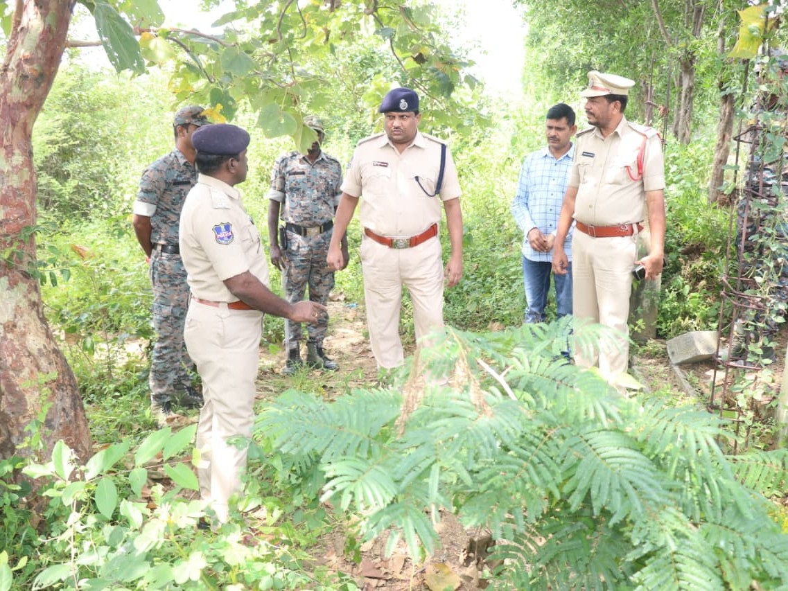 మహిళ హత్య ఘటన ప్రదేశాన్ని పరిశీలించిన ఎస్పీ