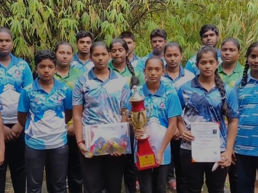 కోచ్‌ను బదిలీ చేయవద్దంటూ కలెక్టర్‌కు వినతి