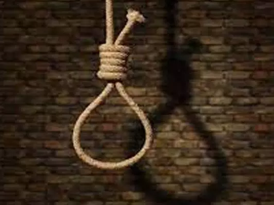 ఉరేసుకొని ఇంటర్ విద్యార్థిని ఆత్మహత్య