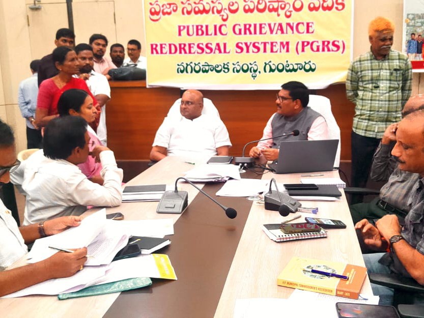 ప్రజల నుంచి అర్జీలు స్వీకరించిన మేయర్