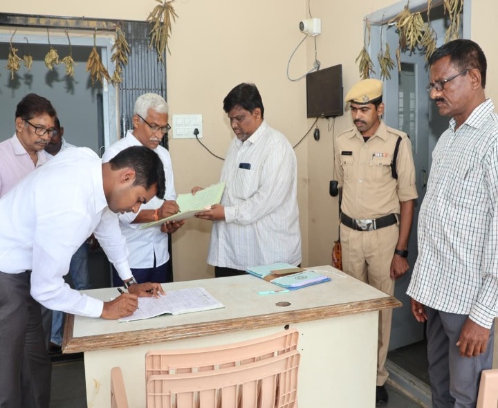 ఈవిఎం గోడౌన్‌ను తనిఖీ చేసిన కలెక్టర్